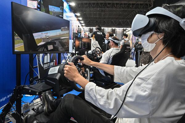 Играчи на конзолама игре  Playstation 2 VR.  - Sputnik Србија