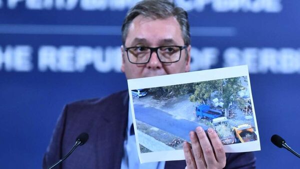 Александар Вучић на конференцији за новинаре приказује фотографију возила која је искоришћена за лажне оптужбе - Sputnik Србија