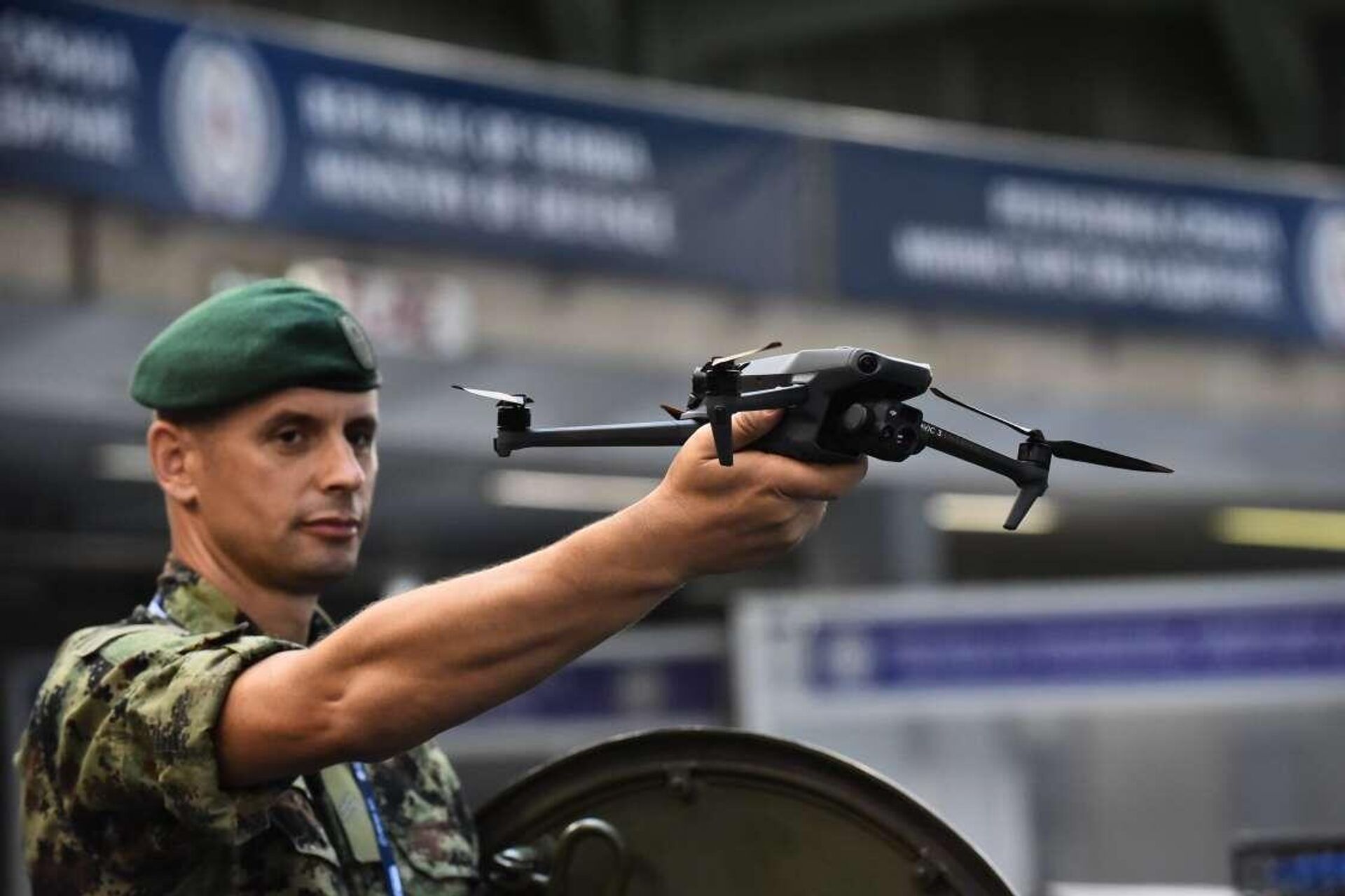 Pripadnik Vojske Srbije sa dronom - Sputnik Srbija, 1920, 25.09.2023