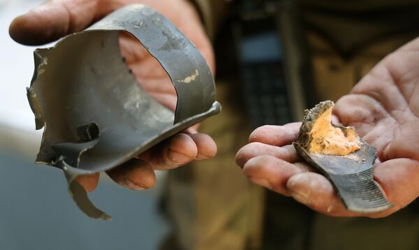 Борац из одреда специјалних снага „Еспањола“ Оружаних снага Русије показује фрагменте обореног дрона-камиказе Оружаних снага Украјине у правцу Артјомовска. - Sputnik Србија