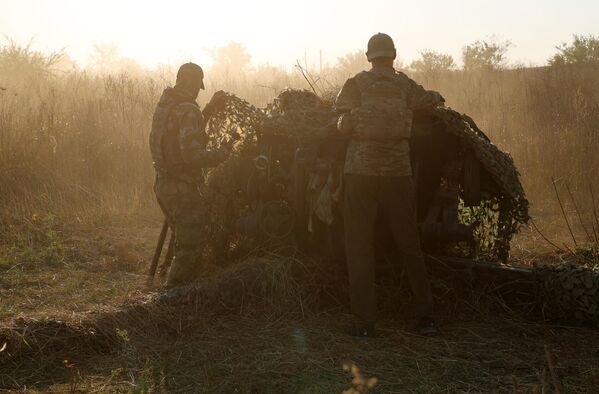 Припадници одреда специјалних снага „Еспањола“ Оружаних снага Русије камуфлирају топ-хаубицу Д-20 калибра 152 мм након након дејствовања по положајима Оружаних снага Украјине у правцу Артјомовска. - Sputnik Србија