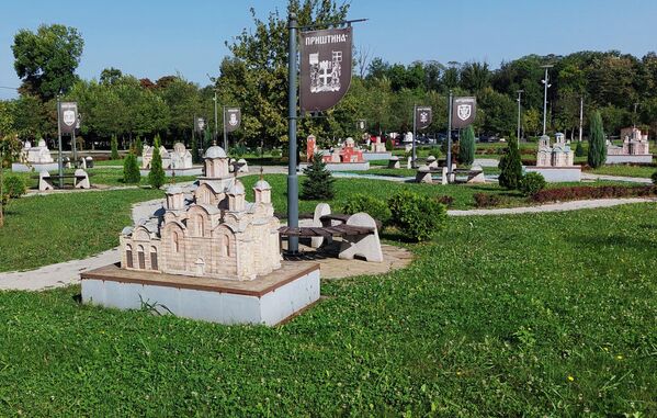 Replike najvažnijih srpskih svetinja, od samog njihovog postavljanja privlače pažnju, kako stanovnika grada pod Bagdalom, tako i turista - Sputnik Srbija