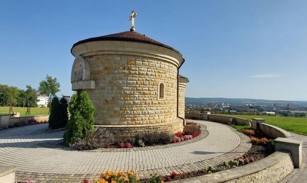 Gradnju replike Njegoševe kapele na Bagdali finansirao je privrednik Ljubomir Ćurčić koji živi i radi u Rusiji.   - Sputnik Srbija