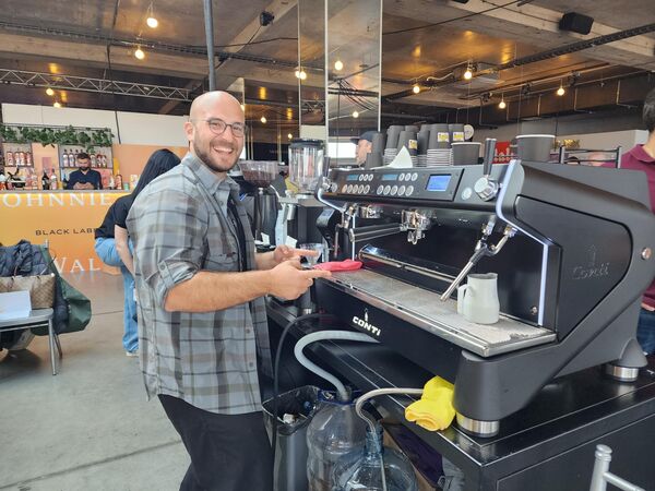 Изложбу су посетили и они који се баве овим послом. Недавно је у Тбилисију нагло порастао број кафића. - Sputnik Србија