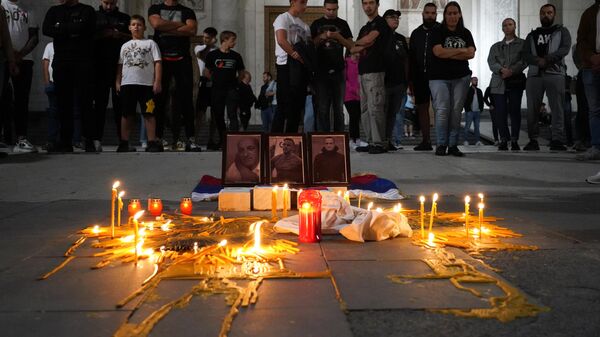 Паљење свећа за страдале Србе на КиМ испред Храма Светог Саве - Sputnik Србија