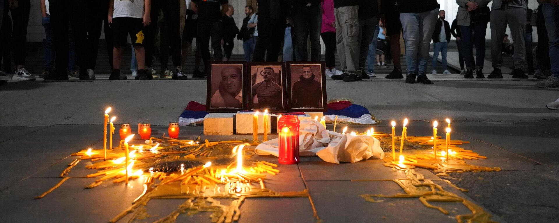Паљење свећа за страдале Србе на КиМ испред Храма Светог Саве - Sputnik Србија, 1920, 28.09.2023