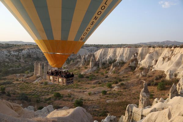 Поглед туриста из балона у историјској регији Кападокија у Турској. - Sputnik Србија