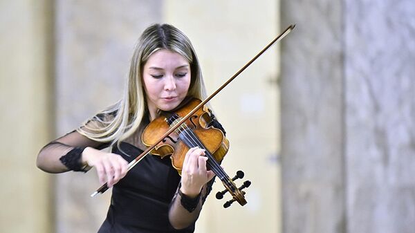 Madina Kučkarova, prva violina ansambla Ruske muzičke akademije „Gnesini“ - Sputnik Srbija