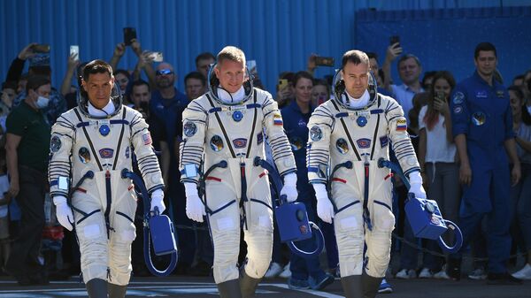Руски космонаути Дмитриј Петелин и Сергеј Прокопјев и астронаут НАСА Франсиско Рубио уочи полетања на МКС - Sputnik Србија