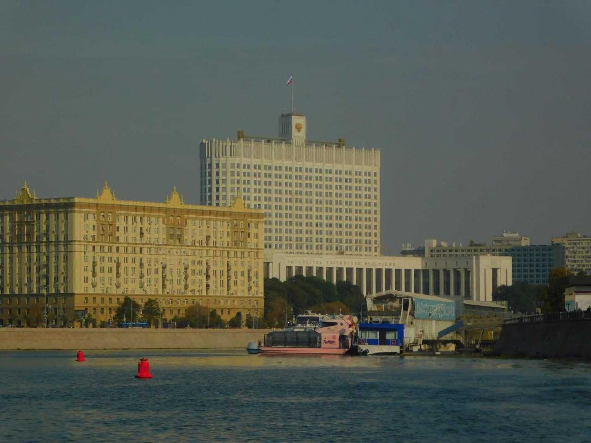 Pogled na zgradu ruske vlade sa reke. - Sputnik Srbija, 1920, 27.09.2023