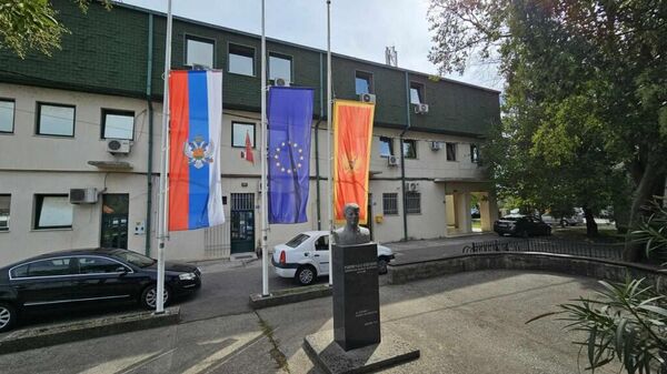 Ispred zgrade SO Zeta zastave su spuštene na pola koplja  - Sputnik Srbija