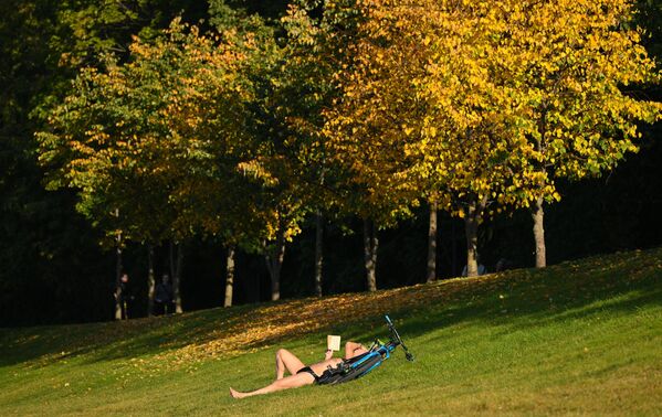 Човек чита књигу на Воробјовском кеју у Москви. Човек чита књигу на Воробјовском кеју у Москви. - Sputnik Србија