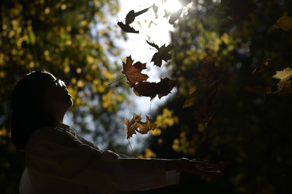 Девојка се опушта у Парку пријатељства у Москви. Девојка се опушта у Парку пријатељства у Москви. - Sputnik Србија