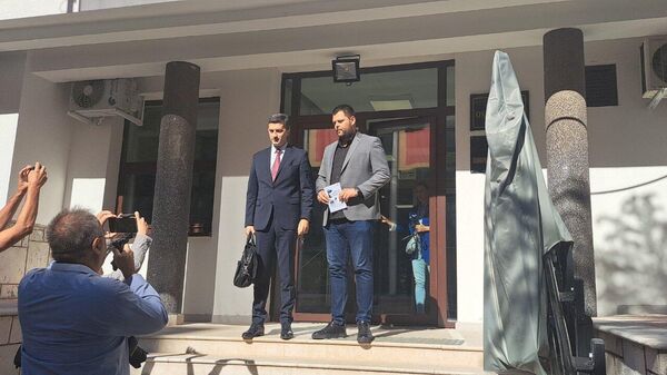 Predsednik Opštine Nikšić Marko Kovačević sa advokatom Savom Kostićem ispred Osnovnog tužilaštva u Nikšiću - Sputnik Srbija