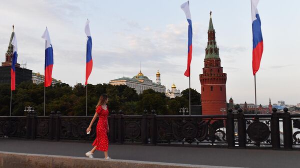 Заставе Русије на мосту у близини московског Кремља - Sputnik Србија