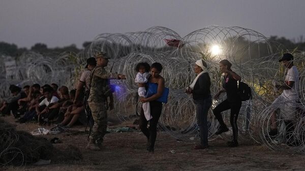 Мигранти на граници САД и Мексика код места Игл Пас - Sputnik Србија
