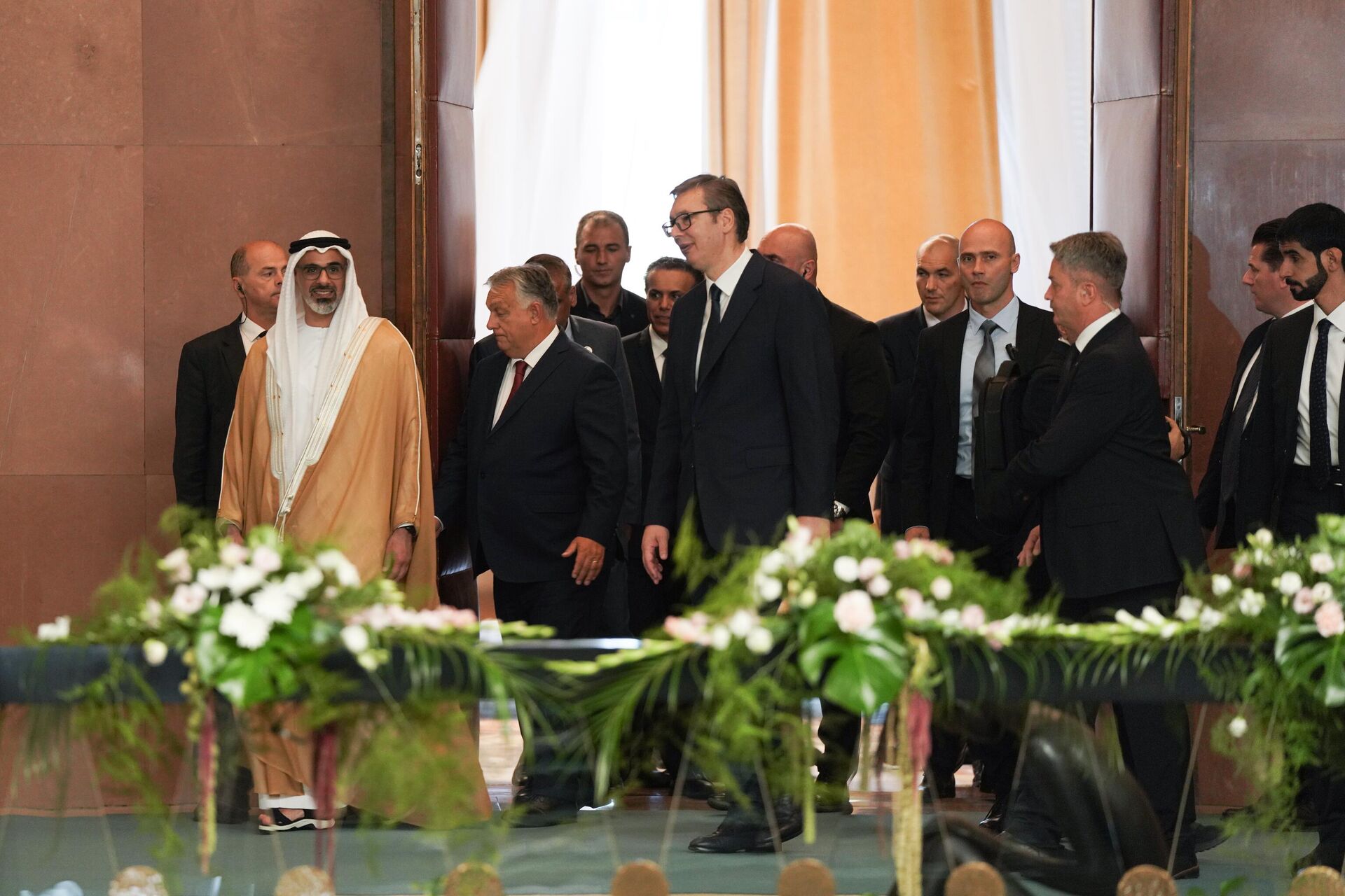 Predsednik Srbije Aleksandar Vučić sastao se sa predsednikom Vlade Mađarske Viktorom Orbanom i ličnim izaslanikom predsednika Ujedinjenih Arapskih Emirata, princem prestolonaslednikom Abu Dabija NJ.V. šeikom Kaledom bin Mohamedom bin Zajedom Al Nahjanom Predsednik Srbije Aleksandar Vučić sastao se sa predsednikom Vlade Mađarske Viktorom Orbanom i ličnim izaslanikom predsednika Ujedinjenih Arapskih Emirata, princem prestolonaslednikom Abu Dabija NJ.V. šeikom Kaledom bin Mohamedom bin Zajedom Al Nahjanom - Sputnik Srbija, 1920, 29.09.2023