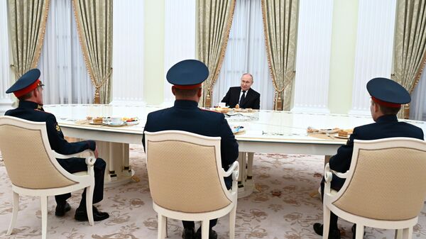 Predsednik Rusije Vladimir Putin sa nagrađenim vojnicima iz zone SVO - Sputnik Srbija
