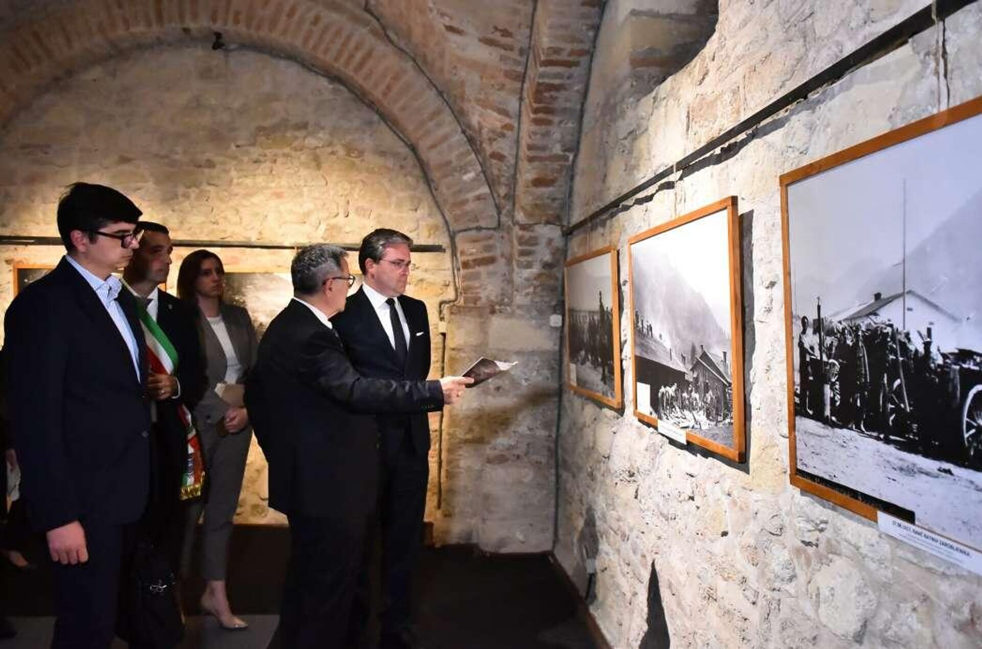 Otvaranju izložbe prisustvovali su ministar za rad, zapošljavanje, boračka i socijalna pitanja Nikola Selaković i italijanski ambasador u Srbiji Luka Gori.  - Sputnik Srbija, 1920, 29.09.2023