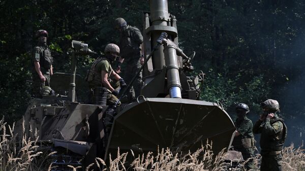 Ruski vojnici pored samohodnog minobacača 2S4 Tuljpan u zoni specijalne vojne operacije - Sputnik Srbija