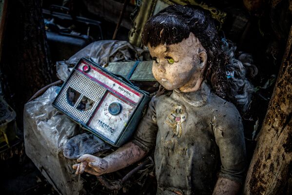 "Ostrvo lutaka" u Meksiku. Na stotine polomljenih i unakaženih dečijih lutaka okačeno je na drveće širom ostrva, kako bi navodno  smirile duh devojčice koja se udavila.  - Sputnik Srbija