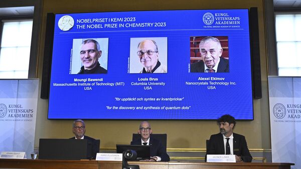 Nobelova nagrada za hemiju za 2023. godinu dodeljena je Mungiju Bavendi, Luju Brusu i Alekseju Jekimovu - Sputnik Srbija