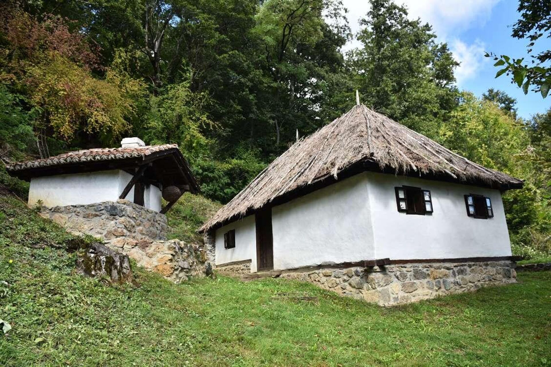 Rodna kuća Milunke u selu Koprivnica, 7 kilometara udaljena od Jošaničke Banje. Obnovljena tokom 2015. godine - Sputnik Srbija, 1920, 05.10.2023