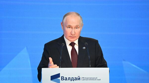 Ruski predsednik Vladimir Putin na plenarnoj sednici jubilarnog 20. zasedanja međunarodnog diskusionog kluba „Valdaj“ u Sočiju - Sputnik Srbija