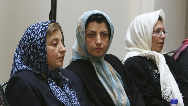 Iranska aktivistkinja Narges Mohamadi (u sredini) - Sputnik Srbija