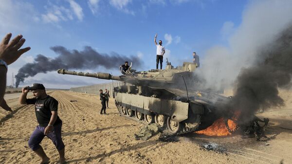 Palestinci slave na uništenom izraelskom tenku u Pojasu Gaze - Sputnik Srbija