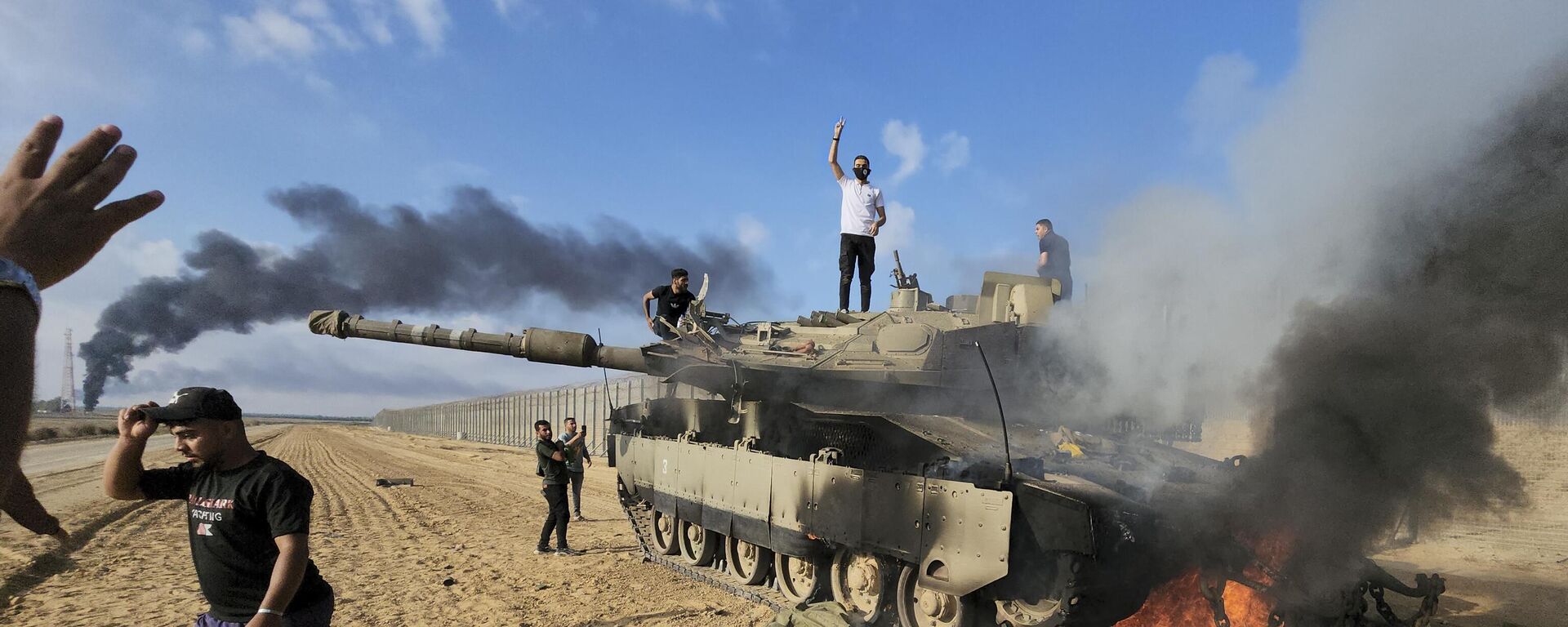 Palestinci slave na uništenom izraelskom tenku u Pojasu Gaze - Sputnik Srbija, 1920, 08.10.2023