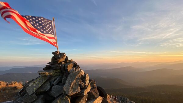 Америчка застава на планини - Sputnik Србија