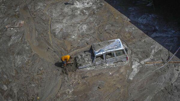 Возило заглављено у муљу након поплава у Индији - Sputnik Србија