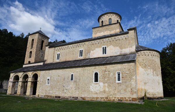 Назив манастира Сопоћани води порекло од словенске речи "сопотъ" што значи извор. Тиме је наглашено да је краљ Стефан Урош Први „Рашки на извору“ подигао величанствен манастир. Током средњег века уобичајени називи су били „сопотски манастир“ или „дом Свете Тројице“. - Sputnik Србија