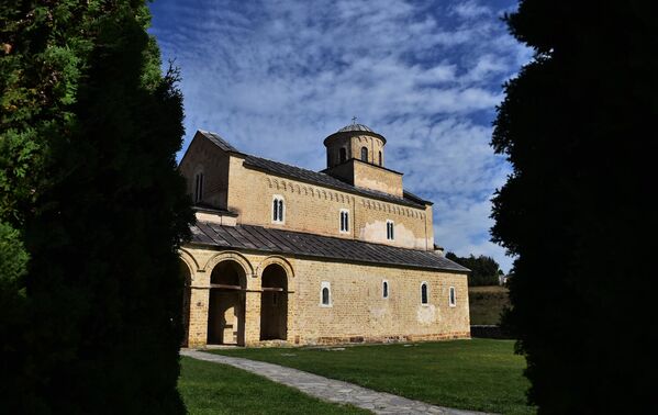 Црква манастира је једнобродни грађевински објекат. Оригиналност архитектуре Сопоћана су једносливни кровови коју су без купола на истој висини, и висина средњег брода.  Стил градње манастира много подсећа на манастир Жичу. - Sputnik Србија