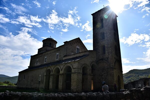 Архитектура цркве свете Тројице припада класичним облицима рашке школе. Основа је једнобродна грађевина, са полукружном апсидом ширине брода на источној страни. Црква је изграђена од тесане сиге, на романички начин. Овакав начин градње је карактеристичан за Приморје. - Sputnik Србија