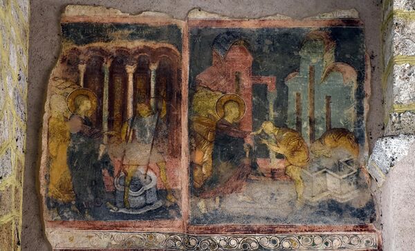 Фреске манастира  осликавали су најбољи мајстори византијског стила. Ктитор је довео најбоље уметнике тадашњег света, из Цариграда, који су на изузетно репрезентативан начин осликали унутрашњост цркве. - Sputnik Србија