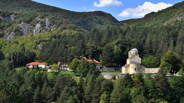 Ушушкан подно шумовите планине сместио се манастир са црквом Свете Тројице коју је у 13. веку подигао краљ Урош Први током своје владавине од 1243. до 1276. године - Sputnik Србија