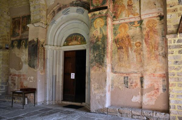 Отворену припрату на западном крилу цркве саградио је краљ Стефан Душан око 1340. и иста је фрескописана неколико година касније. Преостале избледеле фреске сачувале су портрете Душана, његове жене краљице Јелене и њиховог сина младог краља Уроша. - Sputnik Србија