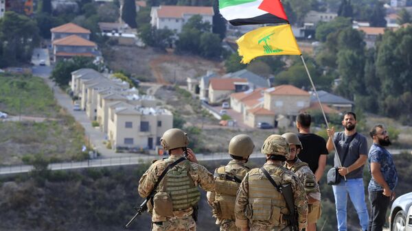 Libanski vojnici stoje na granici sa Izraelom pored palestinske i zastave Hezbolaha - Sputnik Srbija