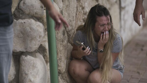 Devojka iz Izraela u zaklonu tokom granatiranja iz pojasa Gaze. - Sputnik Srbija