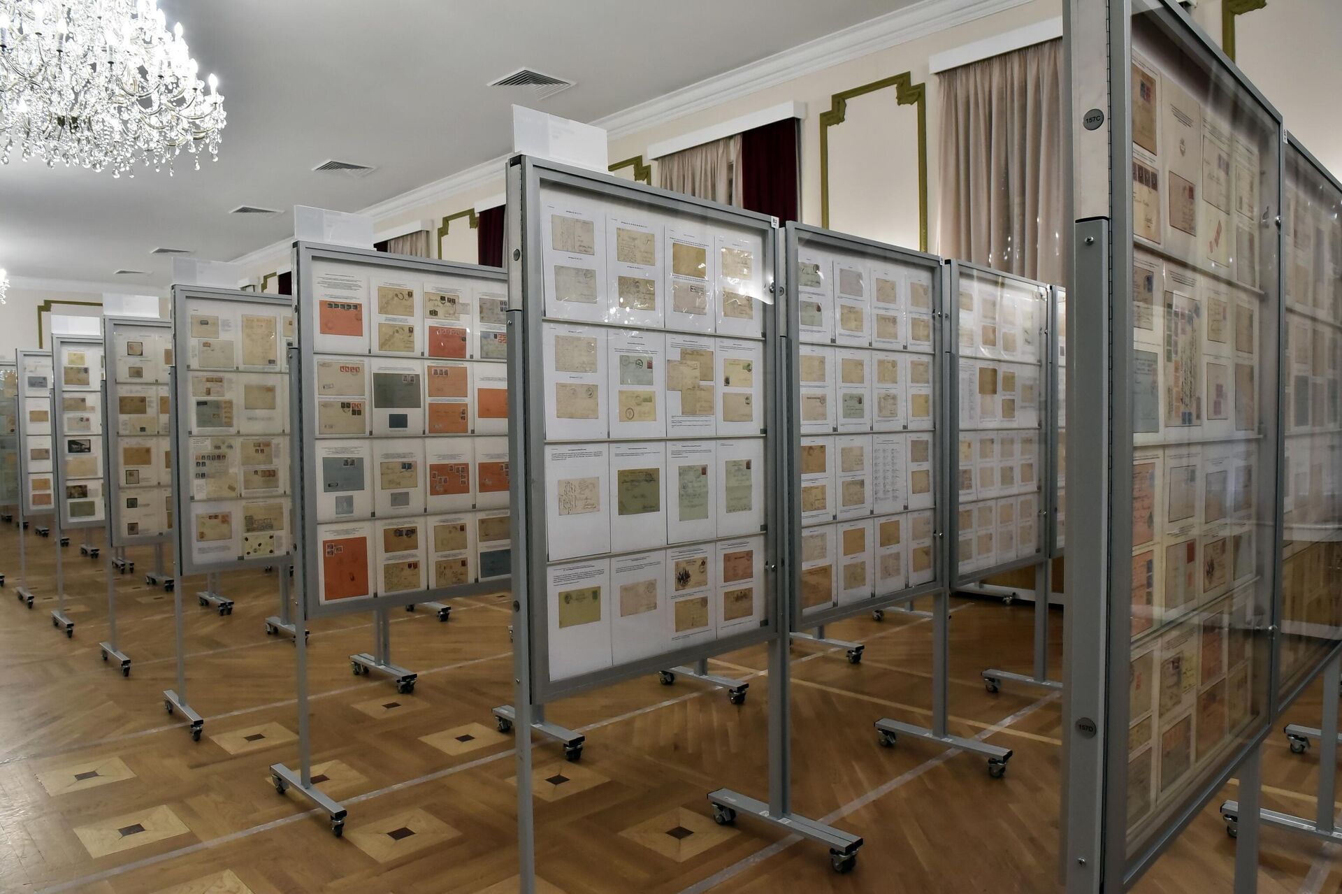 Pred posetiocima ,u nizu od preko 600 vitrina, našlo se mnoštvo filatelističkih eksponata, odnosno poštanskih maraka sa najrazličitijim motivima Pred posetiocima ,u nizu od preko 600 vitrina, našlo se mnoštvo filatelističkih eksponata, odnosno poštanskih maraka sa najrazličitijim motivima - Sputnik Srbija, 1920, 12.10.2023