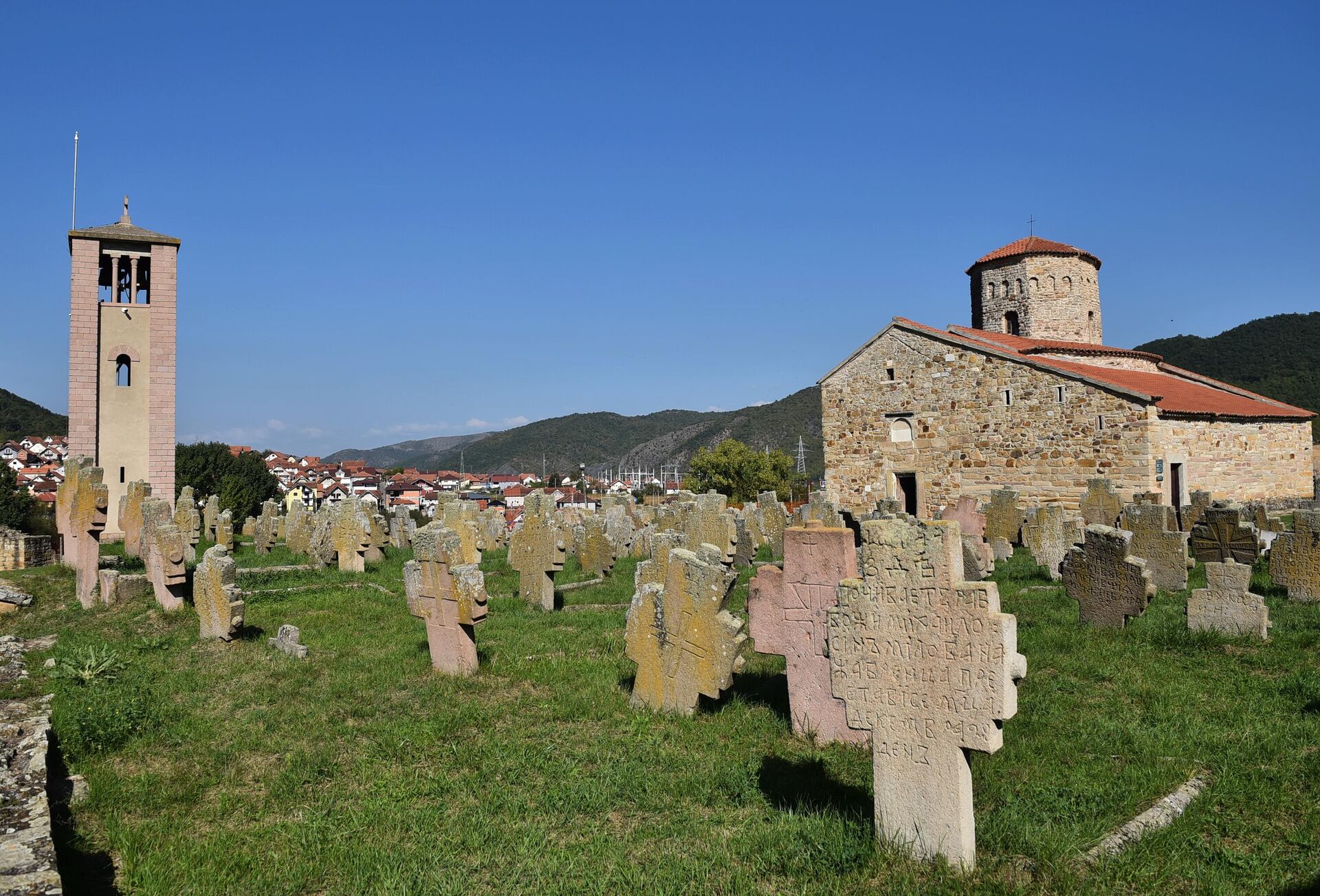 Црква је окружена православним гробљем, а ови надгробни споменици представљају најубедљивије сведочанство о животу и деловању људи у прошлости.  - Sputnik Србија, 1920, 24.07.2025