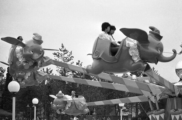 Posetioci tokijskog Diznilenda na Dambo vožnji u Urajasu 1983. godine.Tokijski park, koji je otvoren za javnost 15. aprila iste godine, prvi je poduhvat Volta Diznija van Sjedinjenih Država. - Sputnik Srbija