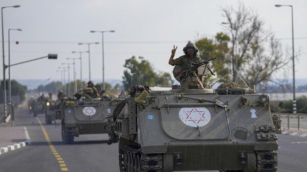Израелски војници у оклопним возилима крећу ка Појасу Газе - Sputnik Србија
