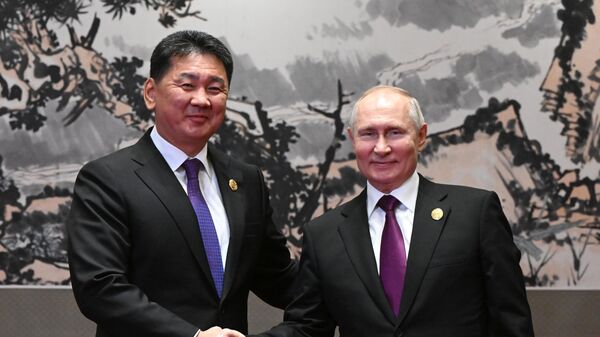 Predsednik Mongolije Uhnagijn Hurelsuh i predsednik Rusije Vladimir Putin na sastanku u Pekingu - Sputnik Srbija
