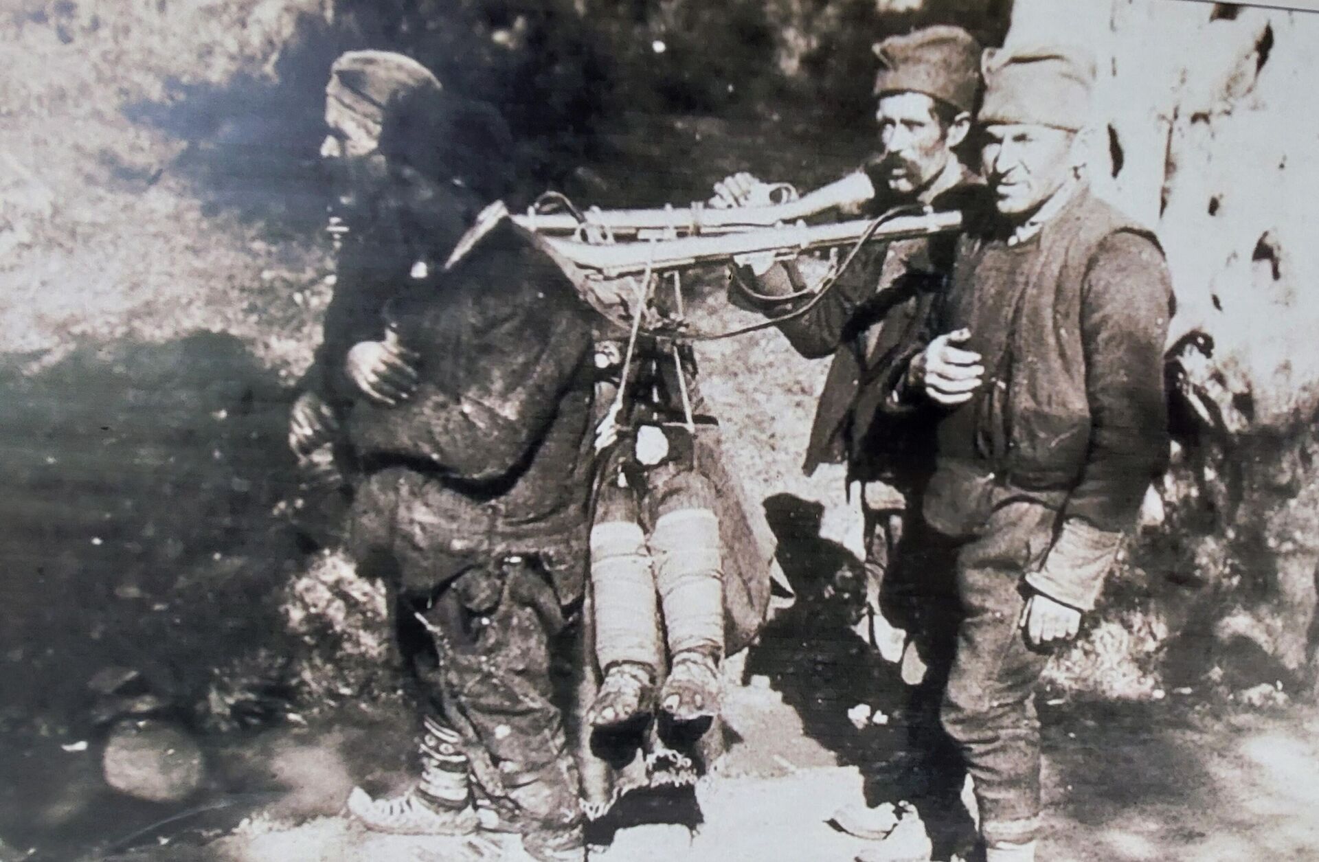 Fotografija srpskih ratnika koji nose svog ranjenog druga izložena na ponou ambijentalne učionice Memorijala na brdu Vranovac - Sputnik Srbija, 1920, 27.10.2023