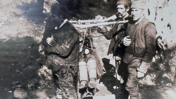 Fotografija srpskih ratnika koji nose svog ranjenog druga izložena na ponou ambijentalne učionice Memorijala na brdu Vranovac - Sputnik Srbija