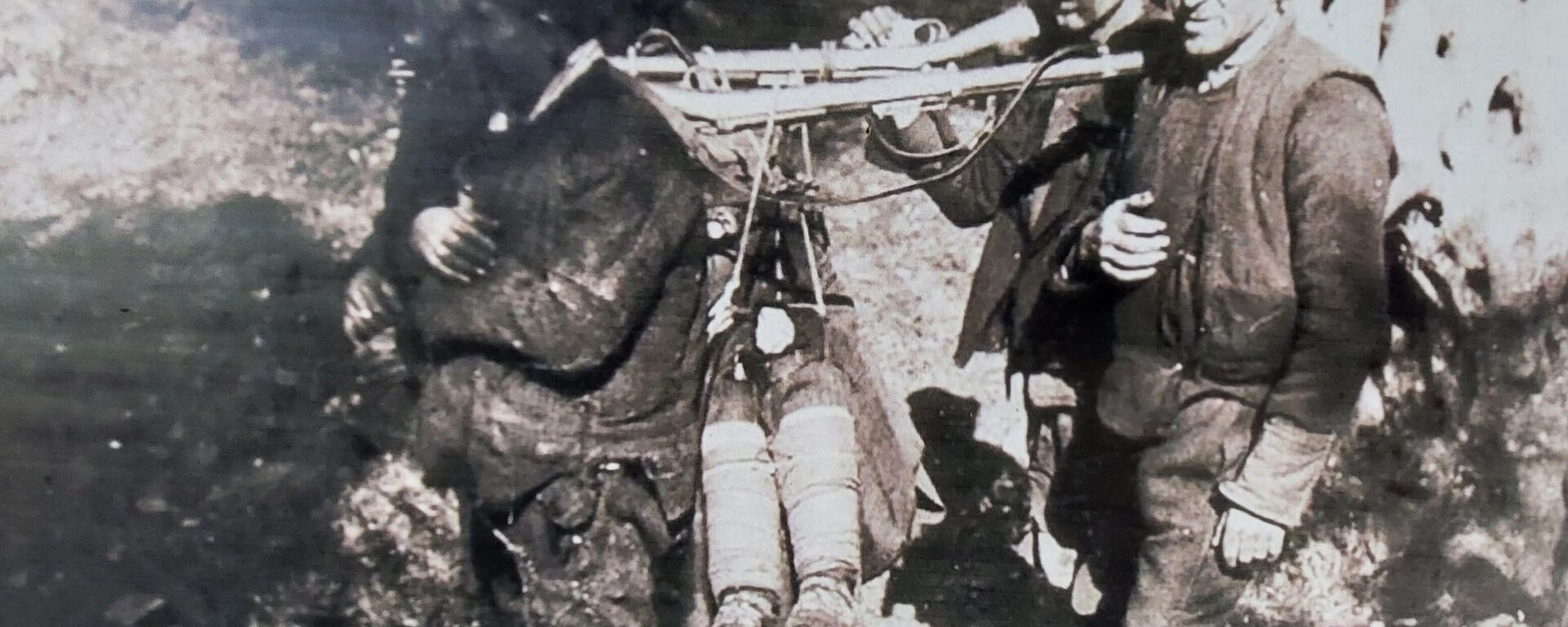 Фотографија српских ратника који носе свог рањеног друга изложена на поноу амбијенталне учионице Меморијала на брду Врановац - Sputnik Србија, 1920, 12.11.2023
