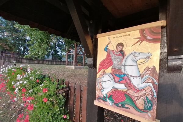 Свети Ђорђе дочекује посетиоце  испред цркве брвнаре - Sputnik Србија